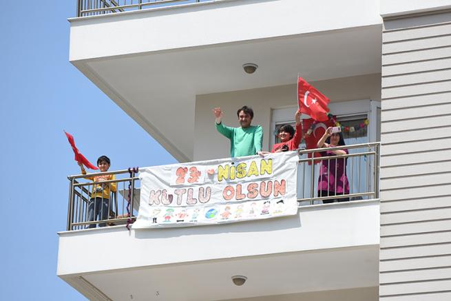 İş makinesi file d&ouml;n&uuml;şt&uuml; &ccedil;ocuklarla 23 Nisan&rsquo;ı kutladı