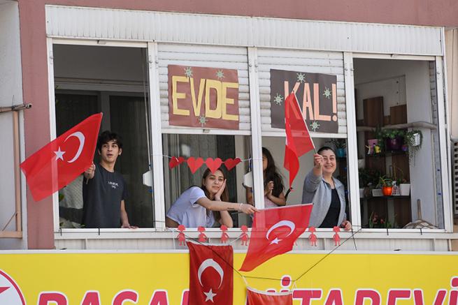 İş makinesi file d&ouml;n&uuml;şt&uuml; &ccedil;ocuklarla 23 Nisan&rsquo;ı kutladı