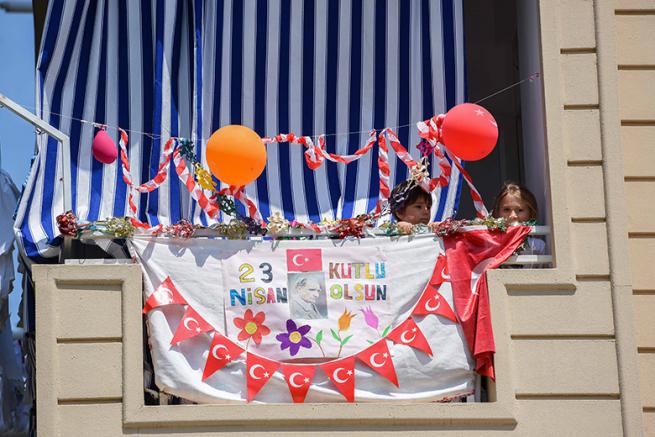 İş makinesi file d&ouml;n&uuml;şt&uuml; &ccedil;ocuklarla 23 Nisan&rsquo;ı kutladı