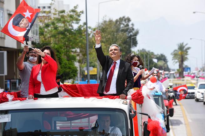 İş makinesi file d&ouml;n&uuml;şt&uuml; &ccedil;ocuklarla 23 Nisan&rsquo;ı kutladı