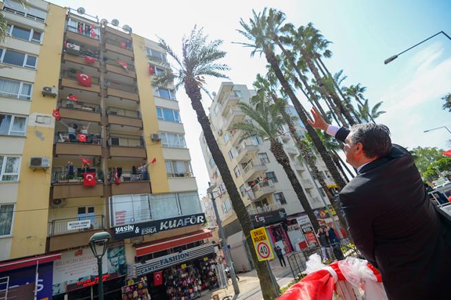 İş makinesi file d&ouml;n&uuml;şt&uuml; &ccedil;ocuklarla 23 Nisan&rsquo;ı kutladı