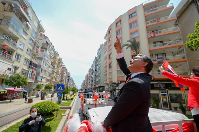 İş makinesi file d&ouml;n&uuml;şt&uuml; &ccedil;ocuklarla 23 Nisan&rsquo;ı kutladı