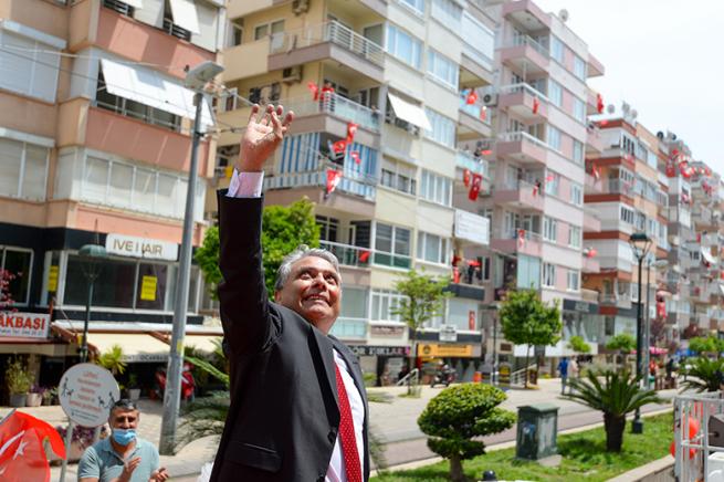 İş makinesi file d&ouml;n&uuml;şt&uuml; &ccedil;ocuklarla 23 Nisan&rsquo;ı kutladı