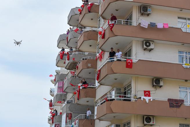 İş makinesi file d&ouml;n&uuml;şt&uuml; &ccedil;ocuklarla 23 Nisan&rsquo;ı kutladı