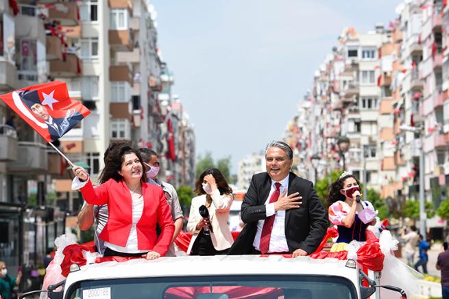 İş makinesi file d&ouml;n&uuml;şt&uuml; &ccedil;ocuklarla 23 Nisan&rsquo;ı kutladı