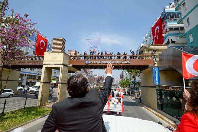 İş makinesi file d&ouml;n&uuml;şt&uuml; &ccedil;ocuklarla 23 Nisan&rsquo;ı kutladı