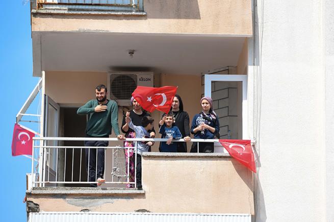 İş makinesi file d&ouml;n&uuml;şt&uuml; &ccedil;ocuklarla 23 Nisan&rsquo;ı kutladı