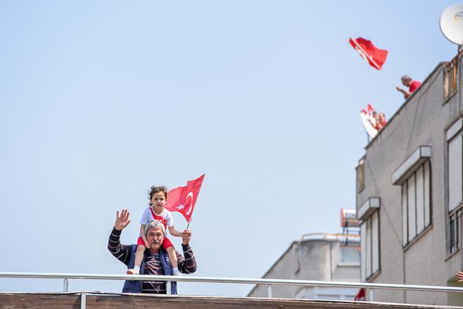 İş makinesi file d&ouml;n&uuml;şt&uuml; &ccedil;ocuklarla 23 Nisan&rsquo;ı kutladı