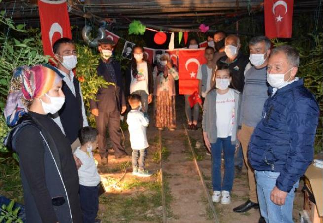Antalya'da 23 Nisan coşkusu balkonlarda yaşandı