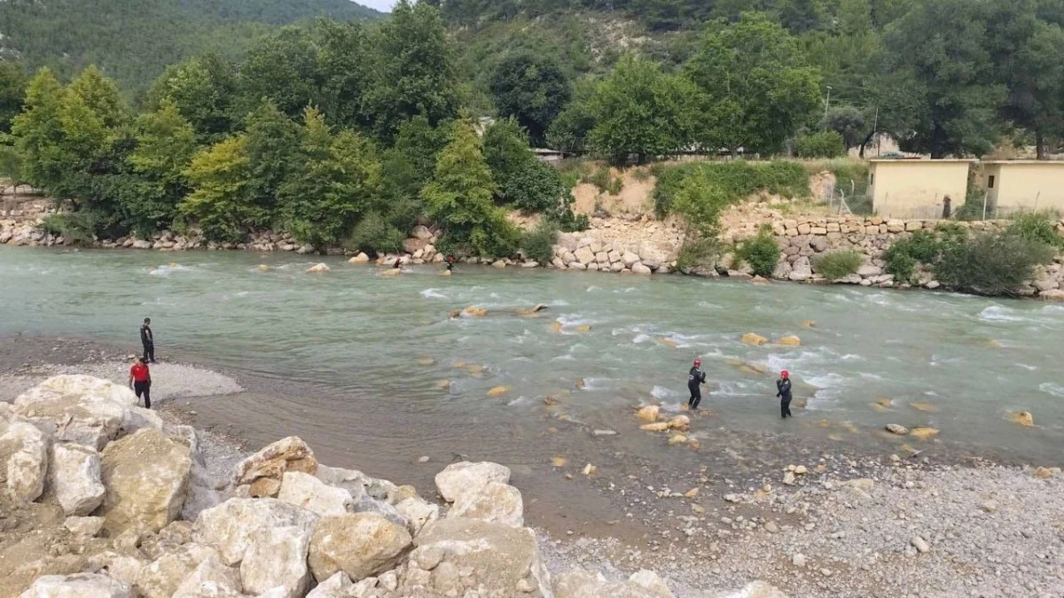 25 yaşındaki Ahmet'i Alara &Ccedil;ayı yuttu 