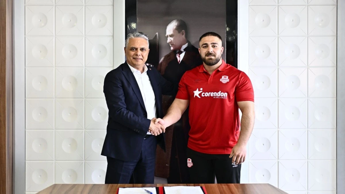 25 yaşındaki başpehlivan Osman Kan Muratpaşa&rsquo;da