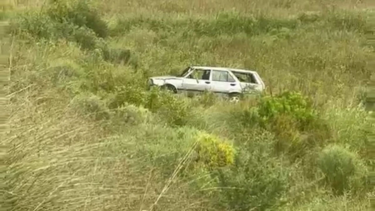 40 metrelik şarampole u&ccedil;an ara&ccedil;taki 2 kişi yaralandı