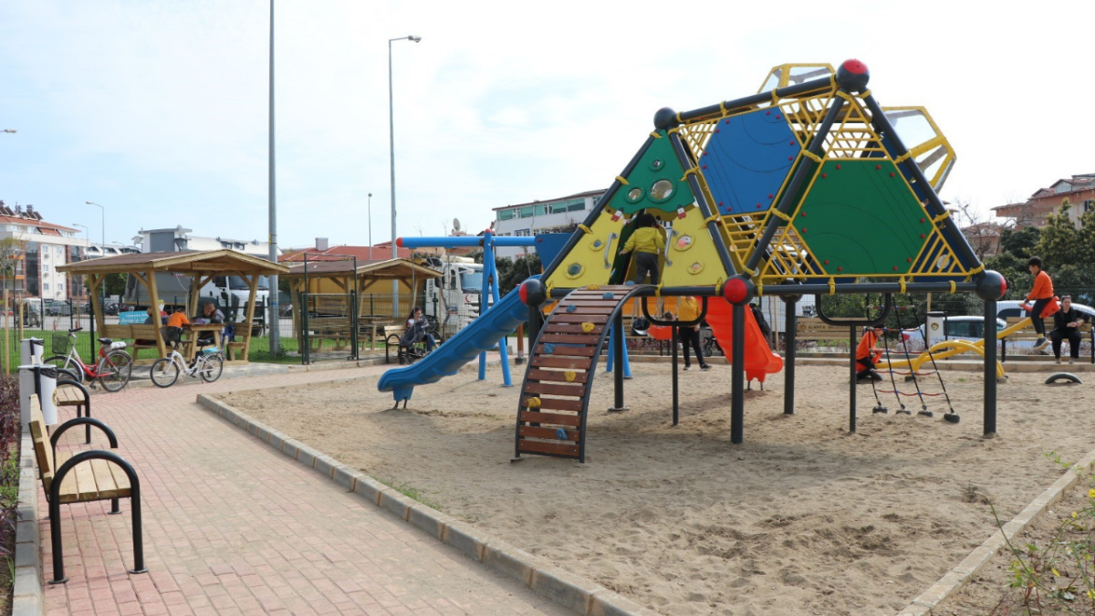Alanya Belediyesi'nden Oba'ya çocuk parkı