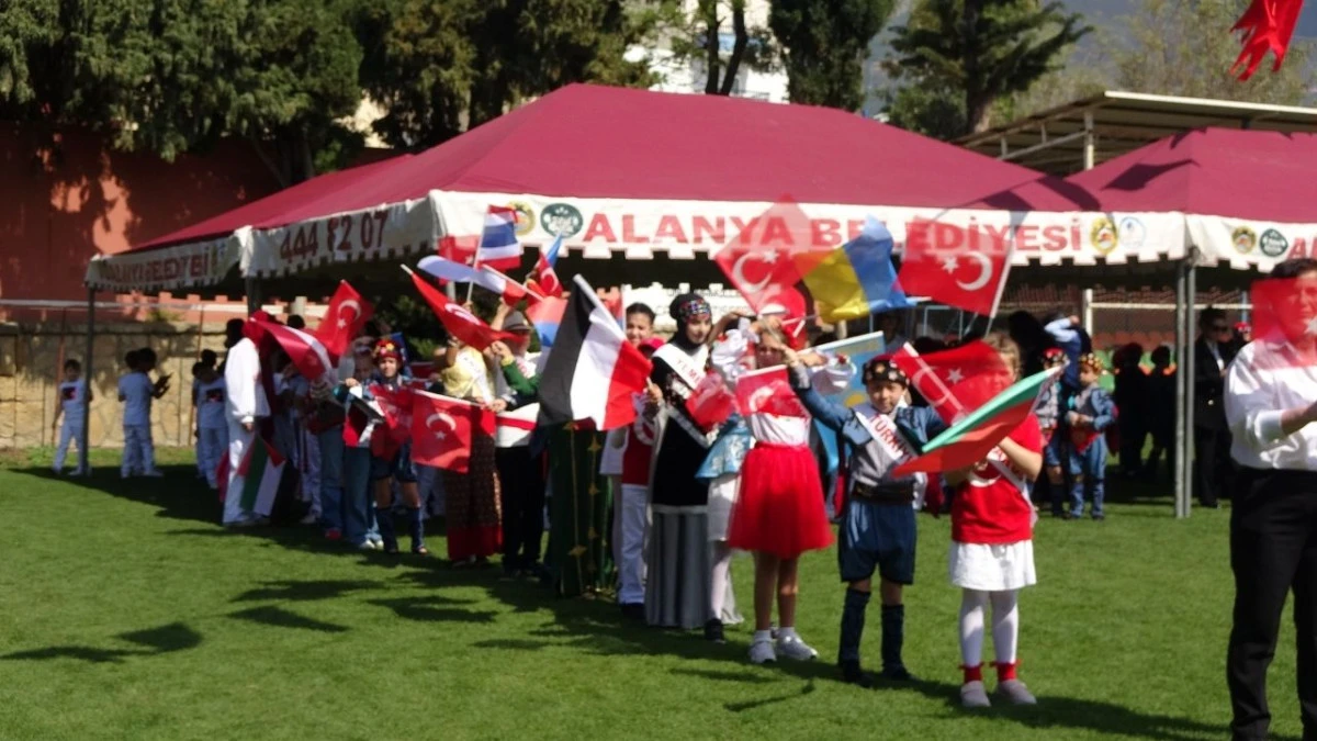 Alanya'da 23 Nisan &Ccedil;ocuk Bayramı coşkuyla kutlandı