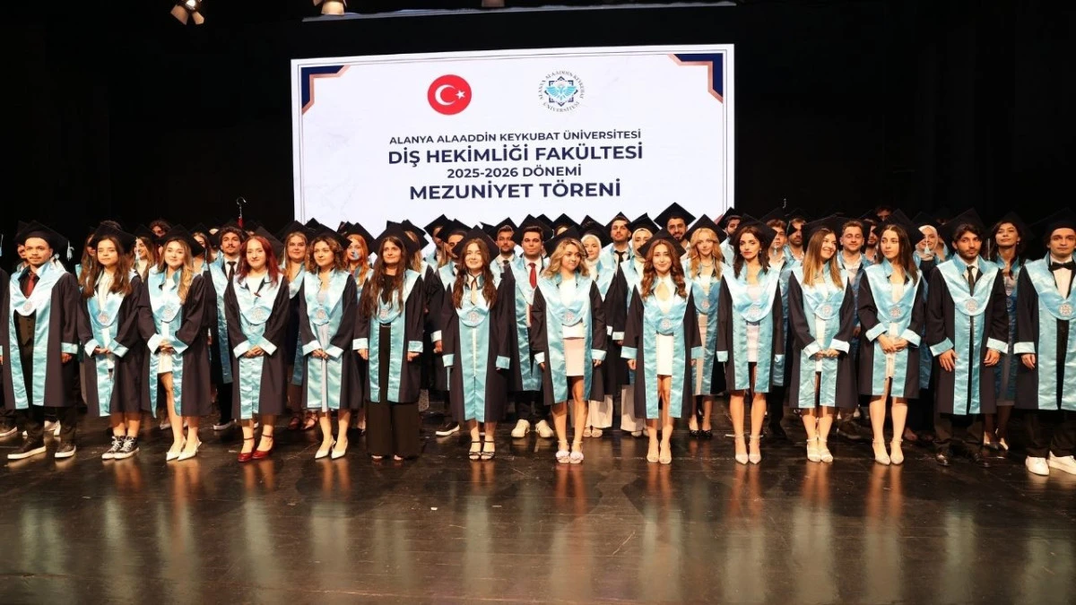 Alanya'da 64 gen&ccedil; diş hekimi, yemin ederek mesleğe ilk adımlarını attı 