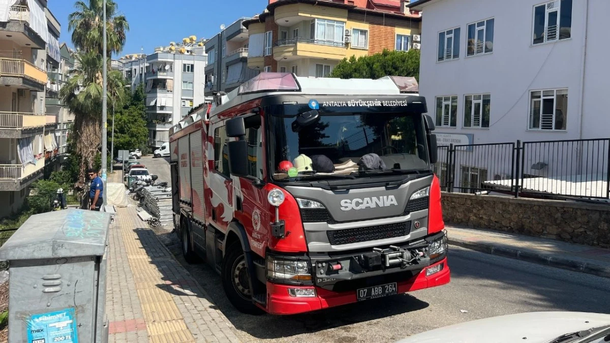 Alanya'da apartman dairesinde &ccedil;ıkan b&uuml;y&uuml;meden s&ouml;nd&uuml;r&uuml;ld&uuml;
