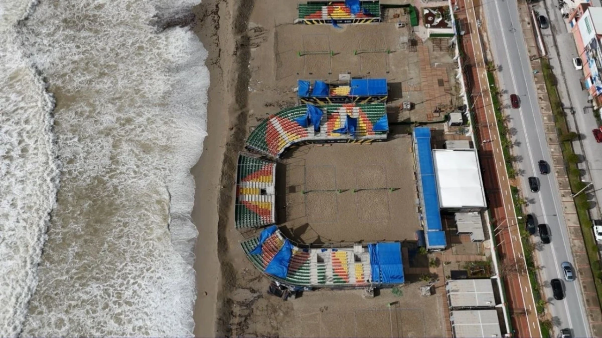 Alanya'da etkili olan fırtına sahildeki işletmede hasara yol a&ccedil;tı 