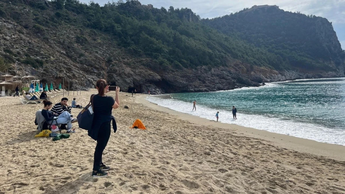 Alanya&rsquo;da g&uuml;neşli hava vatandaşları sahile &ccedil;ekti