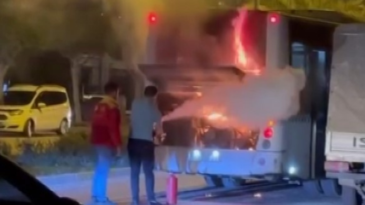 Alanya'da halk otobüsünde çıkan yangını yolcular söndürdü