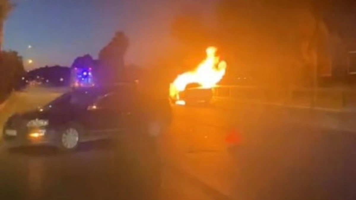 Alanya&rsquo;da iki ara&ccedil; &ccedil;arpıştı, otomobil alev aldı