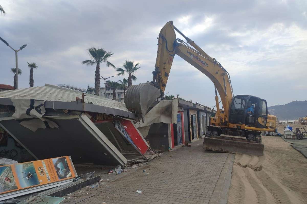 Alanya'da kaçak barakalar yıkıldı 