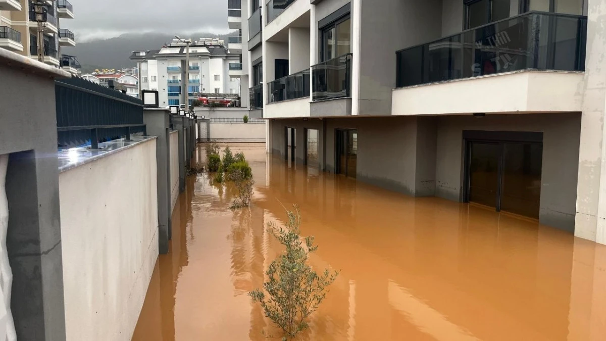 Alanya'da Oba &Ccedil;ayı taştı, evleri su bastı