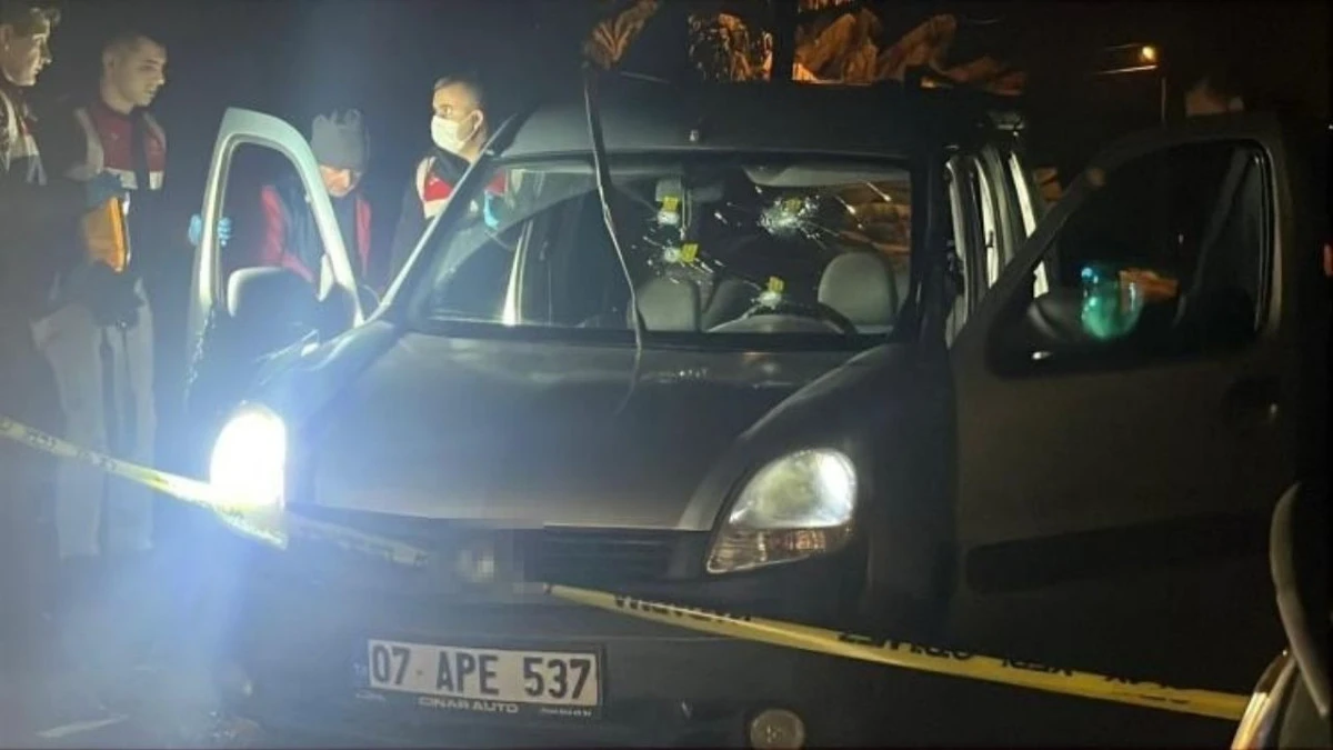 Alanya&rsquo;da seyir halindeki araca silahlı saldırı: 1 &ouml;l&uuml;