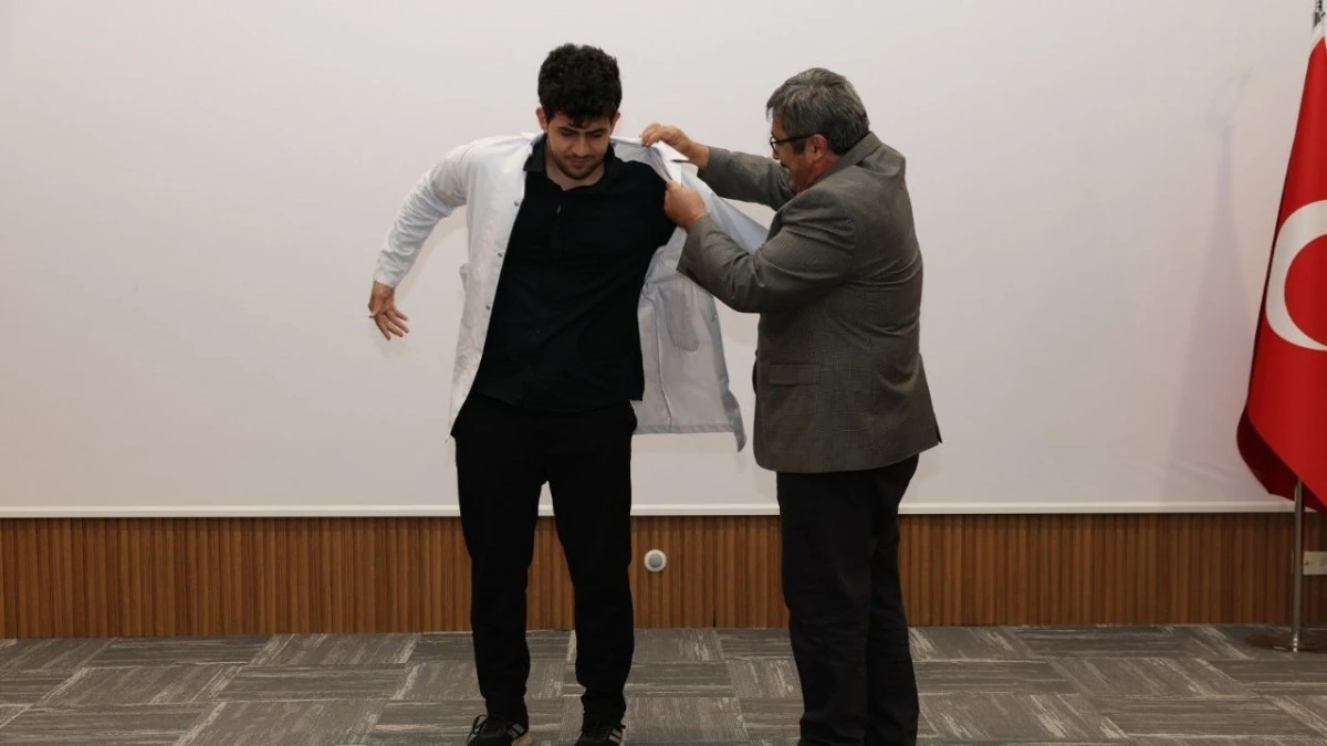 ALK&Uuml;'l&uuml; Diş Hekimliği Fak&uuml;ltesi &ouml;ğrencileri beyaz &ouml;nl&uuml;klerini giydi 