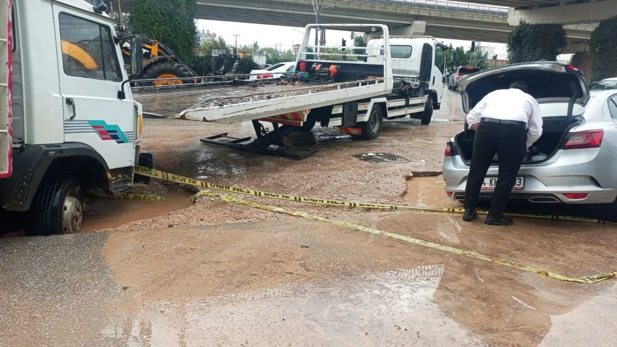 Alt yapı çalışması yapılan alan yağış dolayısıyla çöktü