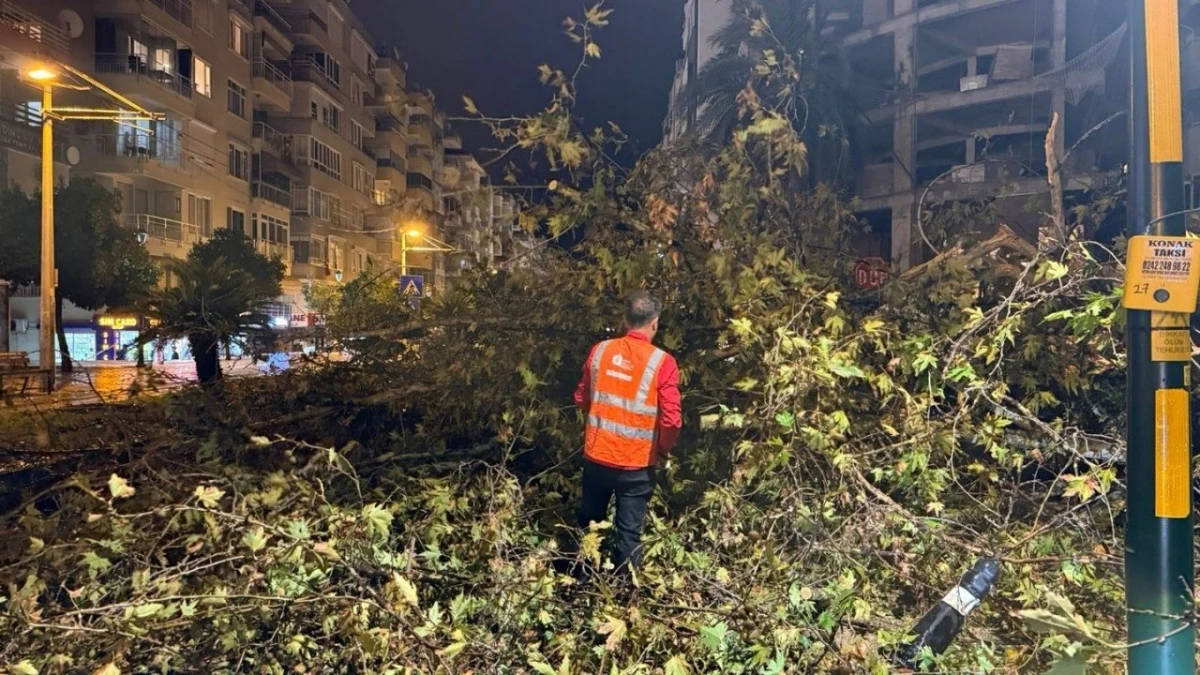 Antalya Büyükşehir ekipleri yağışa anında müdahale etti