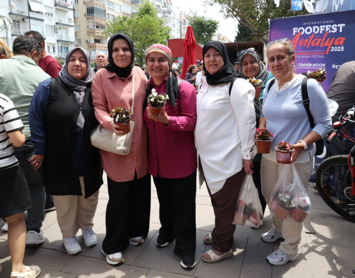 Antalya Büyükşehir'den annelere 25 bin çiçek