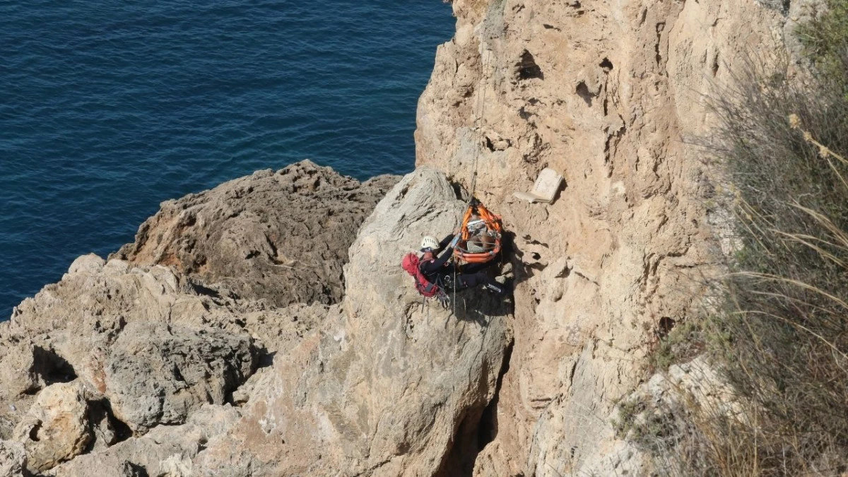 Antalya falezlerinde zorlu kurtarma operasyonu  