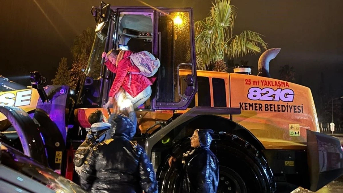 Antalya Kemer&rsquo;de sel mağdurları pansiyona yerleştirildi 