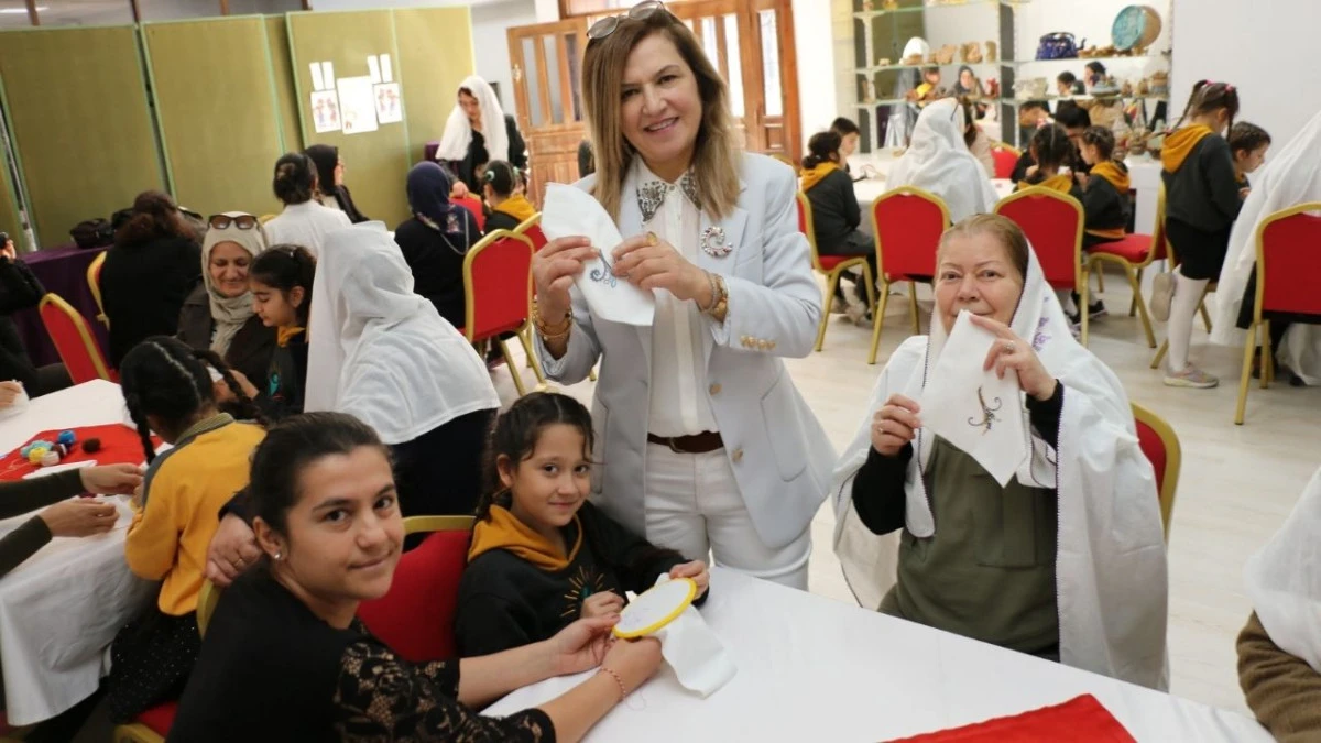 Antalya&rsquo;da bayram mendili geleneği canlandırıldı