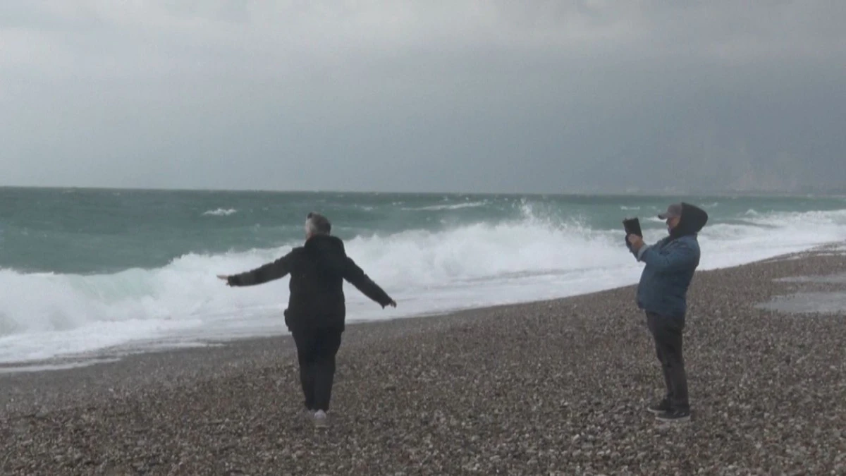 Antalya'da dalgalarla hatıra fotoğrafı 