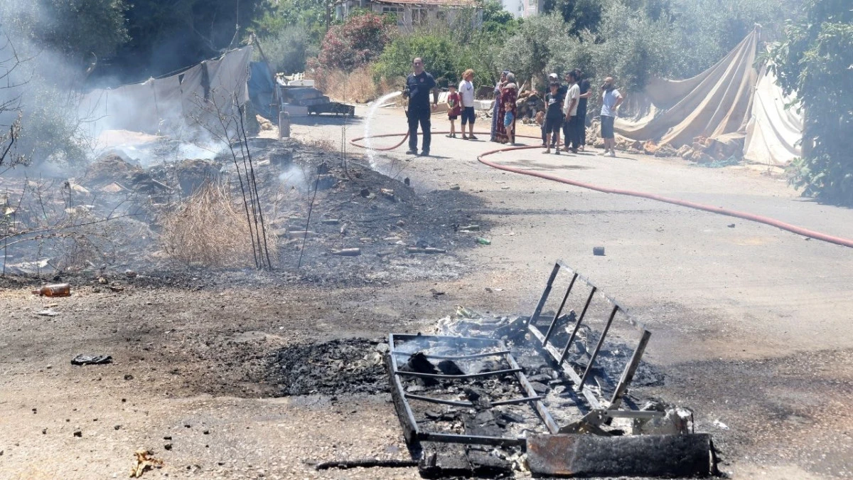Antalya'da evleri tehdit eden yangını itfaiye b&uuml;y&uuml;meden s&ouml;nd&uuml;rd&uuml; 