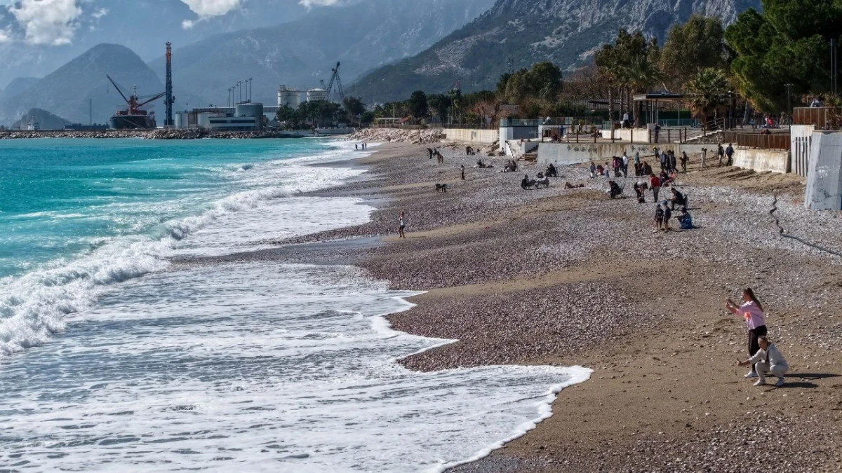 Antalya&rsquo;da fırtınanın ardından g&uuml;neşli g&uuml;n 