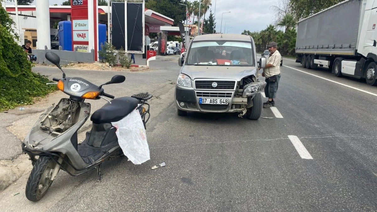 Antalya'da hafif ticari araç ile çarpışan motosikletli yaralandı  