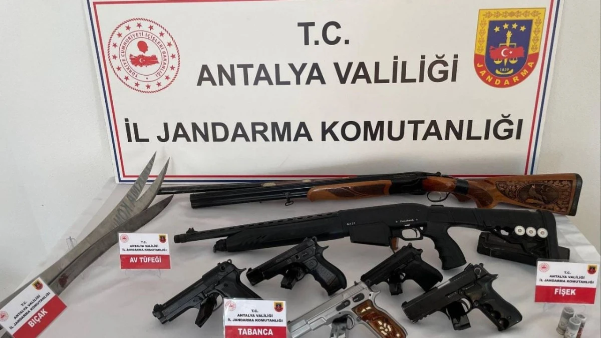 Antalya’da jandarmadan ruhsatsız silah baskını