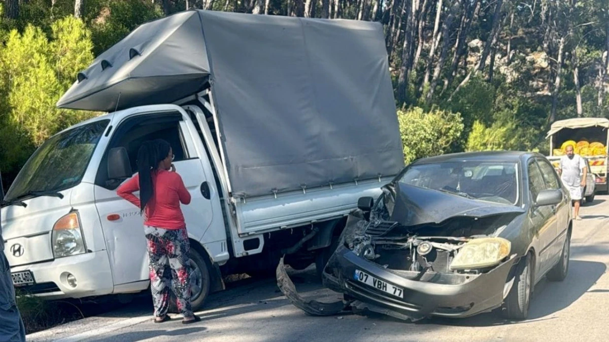 Antalya’da kamyonete çarpan otomobilin sürücüsü öldü