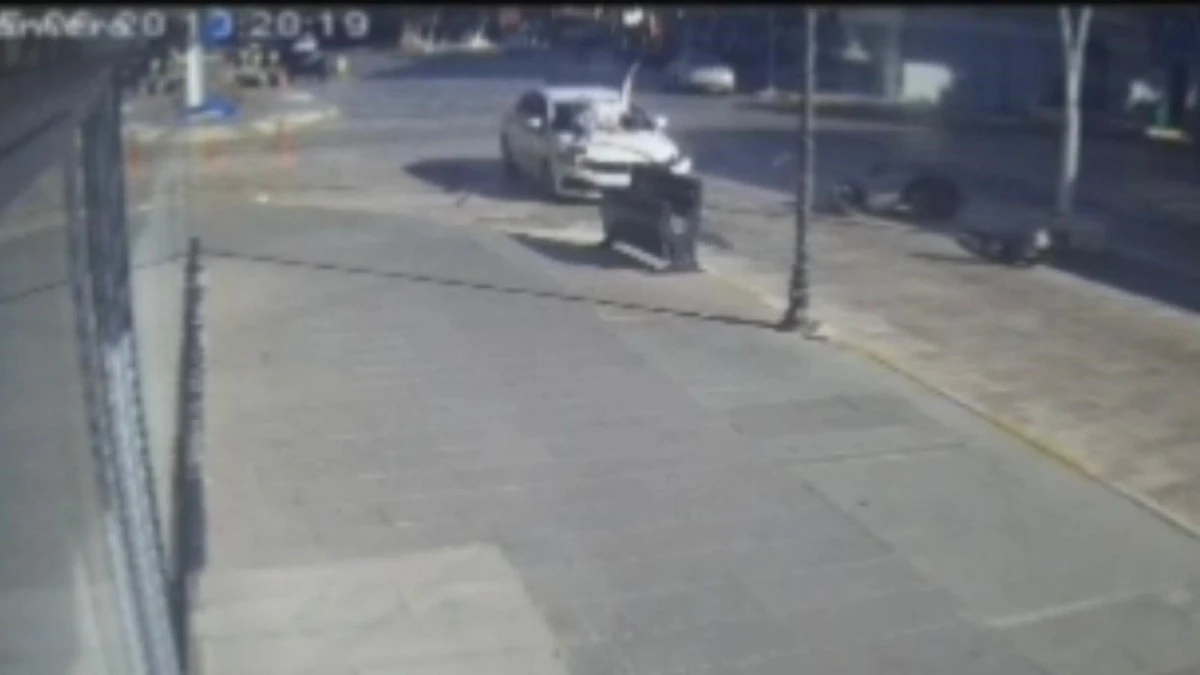 Antalya’da otomobil ile çarpışan motosikletin sürücüsü metrelerce savruldu  