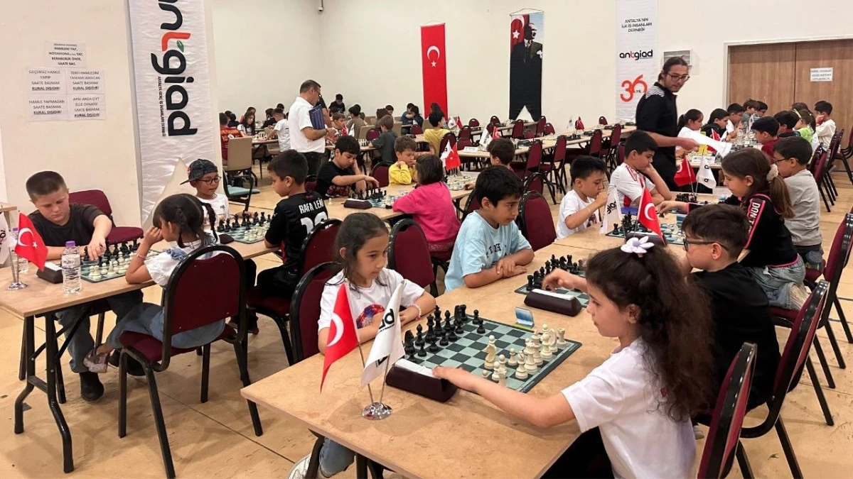 Antalya'da satran&ccedil; tutkunları kıyasıya yarıştı 