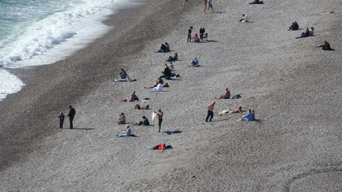 Antalya&rsquo;da yağış gitti, g&uuml;neş geldi