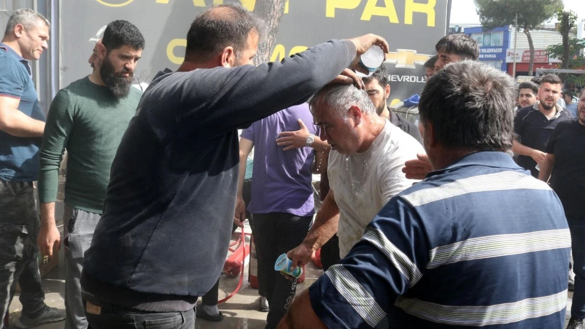 Araç boyama atölyesindeki yangında 12 kişi dumandan etkilendi  