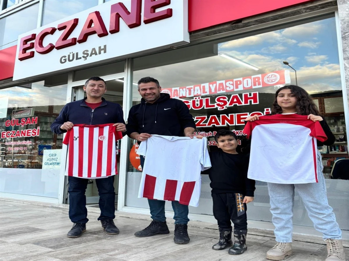 Arda Turan ve oyuncular imzaladı, k&uuml;&ccedil;&uuml;k taraftar sevindi