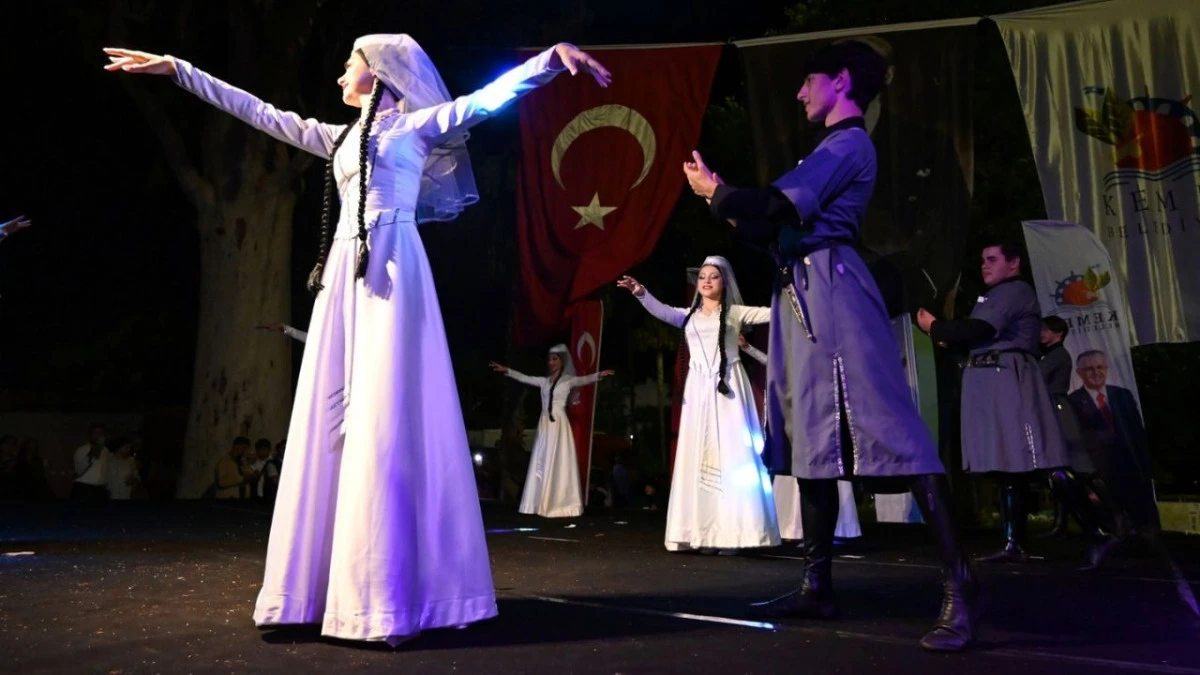 Art ve Aşk Festivali G&uuml;rcistanlı dans&ccedil;ılarla renklendi 