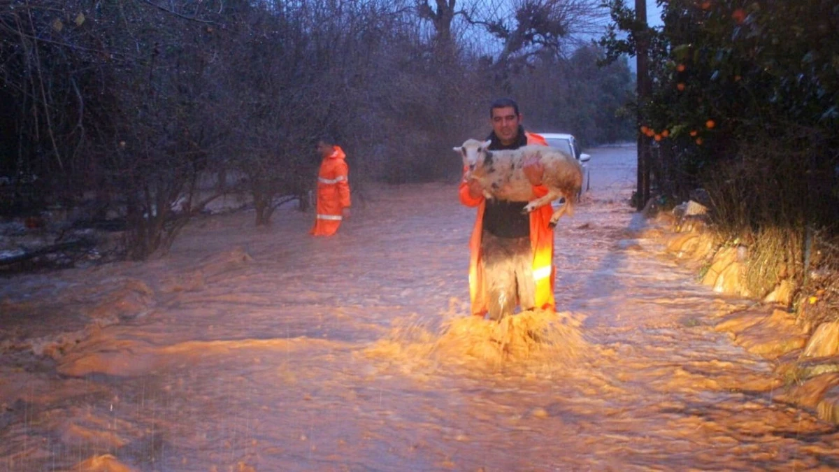B&uuml;y&uuml;kşehir ekipleri yağmur ve fırtınaya karşı seferber oldu 