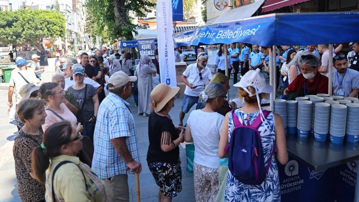 B&uuml;y&uuml;kşehir&rsquo;in aşure ikramları s&uuml;r&uuml;yor