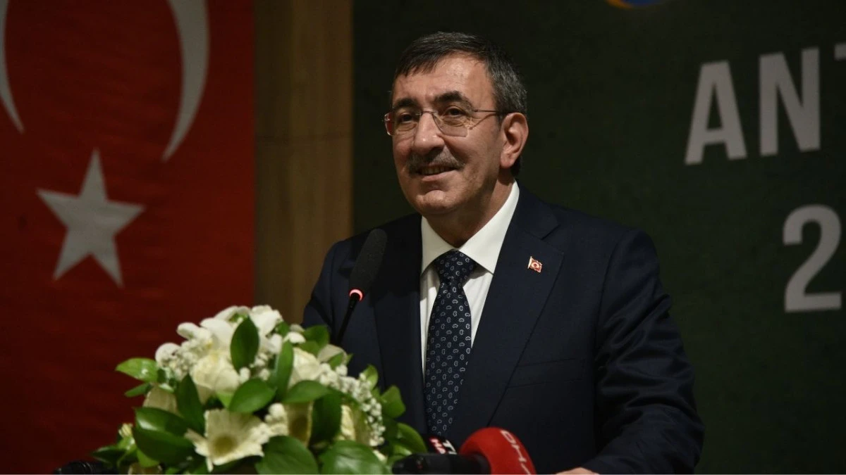 Cumhurbaşkanı Yardımcısı Yılmaz gen&ccedil;lerle Antalya&rsquo;da buluştu