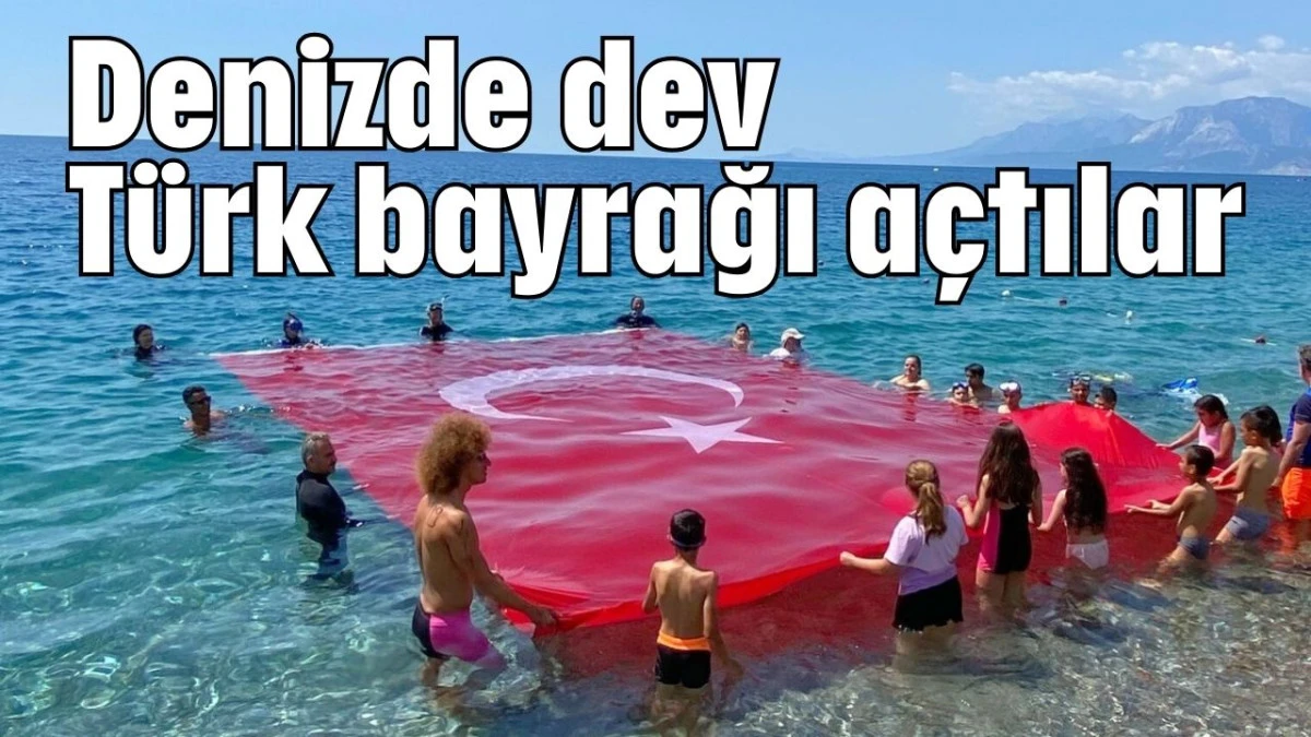 Denizde dev Türk bayrağı açtılar 